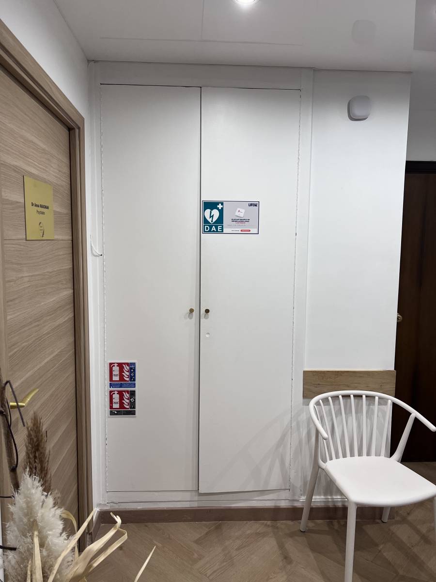 Un défibrillateur automatique externe (DAE) est disponible dans notre cabinet à Versailles